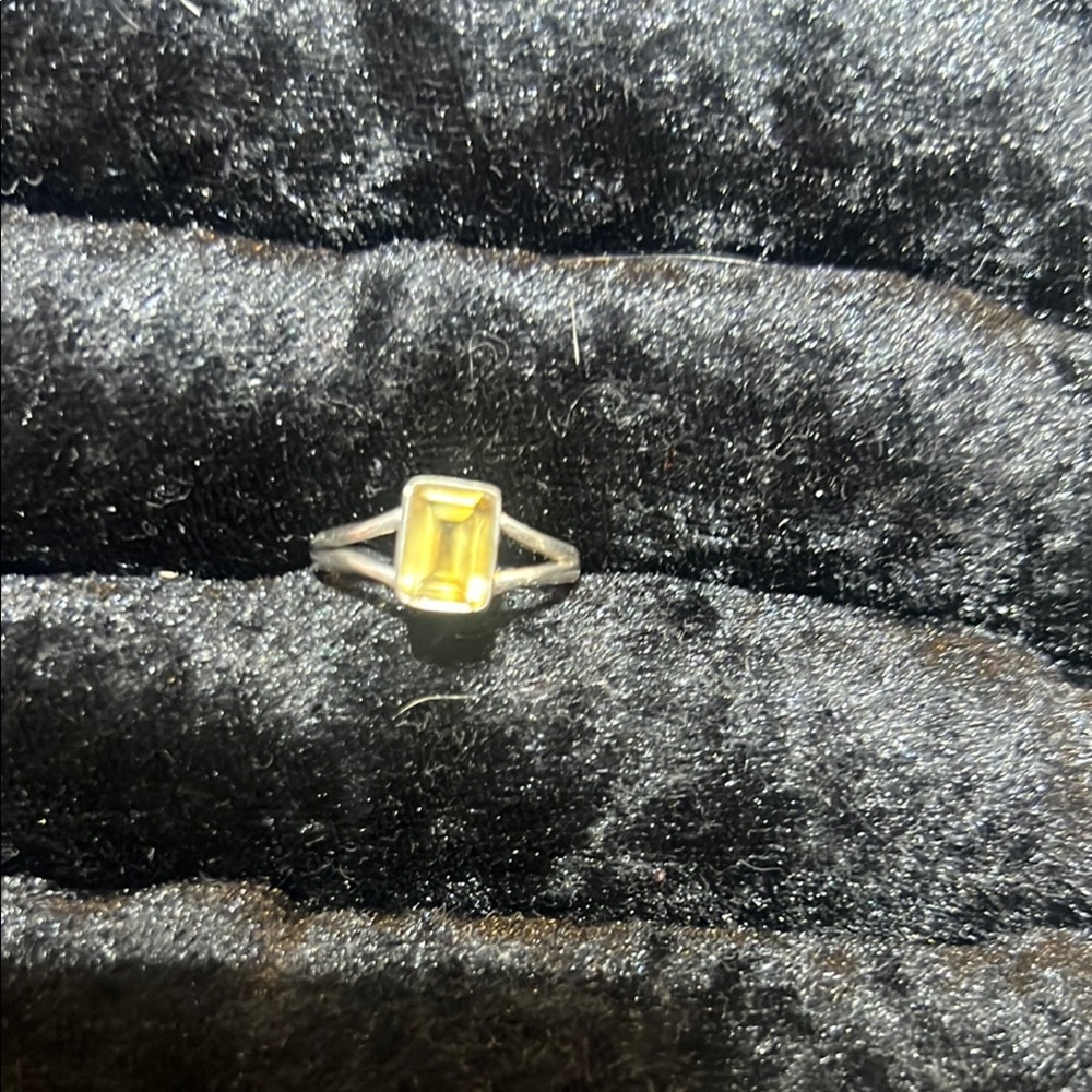 Elegant Sterling 925 silver ring with Citrine Gemstone - Size 8